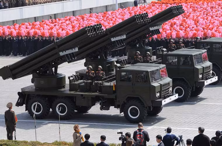 Pháo phản lực 12 nòng cỡ 240mm M1989 có kiểu bệ pháo khá giống M1985 nhưng dùng khung bệ xe cơ sở khác.