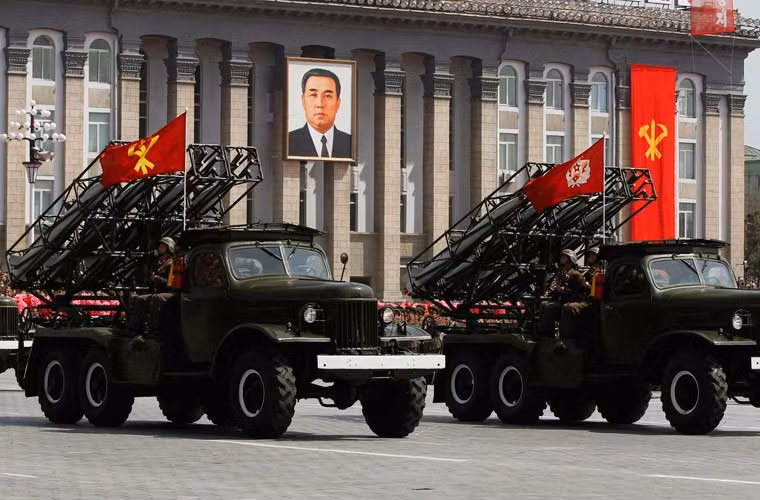 Pháo phản lực 240mm BMD-20 dùng kiểu dàn phóng tương tự BM-24.