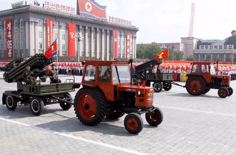 Pháo phản lực 18 nòng 122mm BM-11 được kéo bởi…máy kéo nông nghiệp trong lễ duyệt binh của Triều Tiên. Kiểu pháo này có thể đạt tầm bắn khoảng 10-20km.