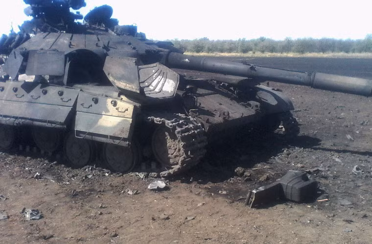 Mặc dù hiện đại là vậy, tuy nhiên trên chiến trường miền đông, khi đối đầu với lực lượng dân quân vốn dĩ thua kém về mặt trang bị thì T-64BM lại bị đánh cho “không còn mảnh giáp”. Trong ảnh là một chiếc T-64BM bị phá hủy ở miền đông Ukraine, ngày 13/7.