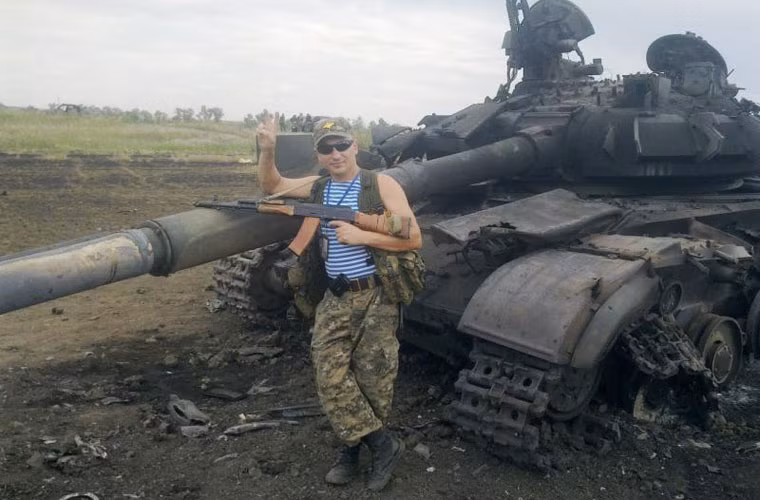 Một dân quân lực lượng ly khai chụp ảnh cạnh chiếc T-64BM cháy đen thui – tuy nhiên chiếc này vẫn được coi là may mắn khi giữ nguyên trạng, hình hài.