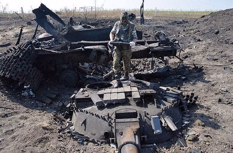 Chiếc T-64BV này bị bắn nát tới mức không còn rõ hình hài.