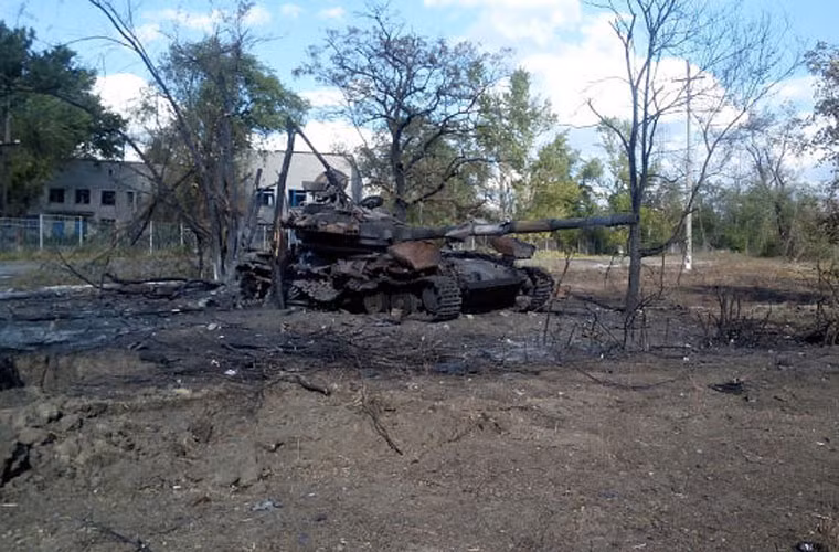Một chiếc T-64BM khác bị bắn tan tành, cháy đen thui, ảnh chụp 29/8.