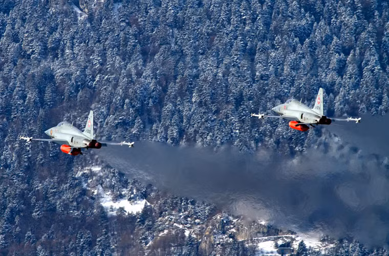 Máy bay được trang bị 2 động cơ tuốc bin phản lực J85-GE-21B cho tốc độ tối đa 1.700km/h ở trần bay cao, bán kính chiến đấu khoảng 700km. Ảnh minh họa