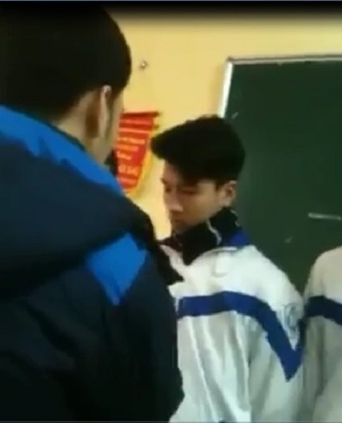 Lai xon xao thay giao danh hoc sinh trong lop