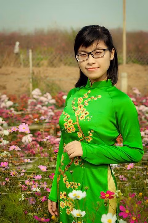 Nữ sinh xúng xính áo dài đón xuân.