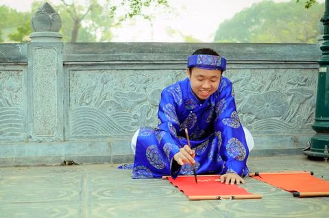 Ngoài những nơi cửa Phật linh thiêng, các bạn cũng có thể sắm vai ông đồ, bà đồ tự tay tạo nên những bức thư pháp cho chính mình. Trong ảnh là nam sinh Ngoại Thương múa bút viết thư pháp.