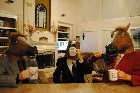 Chiếc mặt nạ đầu ngựa xuất hiện nhiều trong các bức ảnh đăng trên mạng hay những MV ca nhạc nổi tiếng.