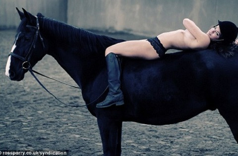 Ngoài ra, ý tưởng chụp ảnh khỏa thân trên lưng ngựa cũng đang hấp dẫn nhiều cô gái.