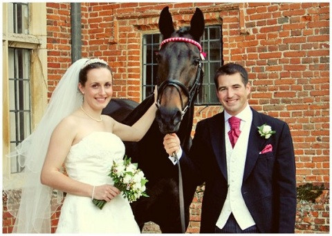 Trên thế giới, nhiều cặp vợ chồng ở các nước phương Tây cũng chọn ngựa là người bạn cùng xuất hiện trong các shot ảnh cưới.