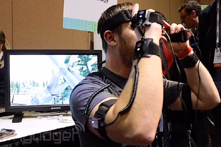 Đi kèm với những thay đổi về software, game thủ sẽ được chứng kiến cuộc chạy đua cải tiến hardware khi ngày càng có nhiều thiết bị hỗ trợ như camera đeo được hay bộ áo quần chơi game gắn cảm biến chuyển động.