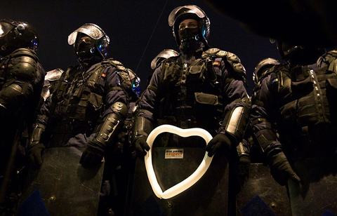 Dù không được phép nói chuyện với cậu bé đó, nhưng anh cảnh sát này cũng đã nhận lấy món quà ý nghĩa.