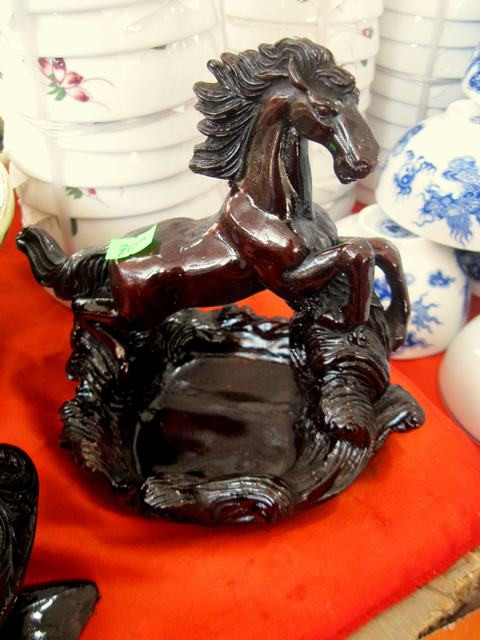 Chiếc gạt tàn hình ngựa nhỏ bé này có giá 70.000 đồng