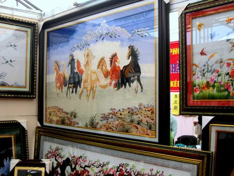 Đặc biệt, tại gian hàng tranh thêu thủ công, bức tranh 8 chú ngựa này có giá tới 30 triệu đồng.