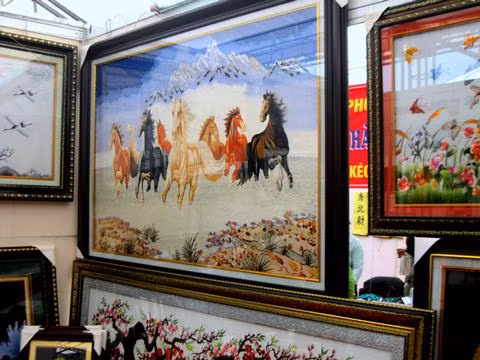 Đặc biệt, tại gian hàng tranh thêu thủ công, bức tranh 8 chú ngựa này có giá tới 30 triệu đồng.