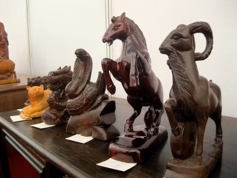 Đắt hơn chút là chú ngựa bằng gỗ nằm trong bộ 12 con giáp này có giá 650.000 đồng
