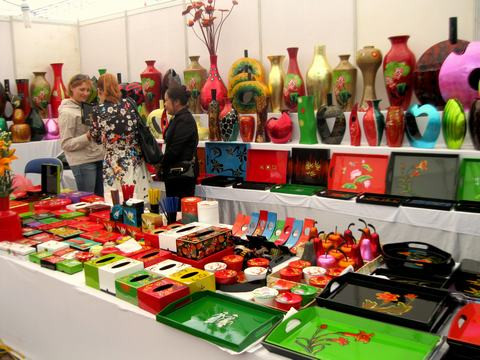 Các gian hàng thủ công mỹ nghệ do chính người Việt chế tác cũng rất thu hút các du khách nước ngoài