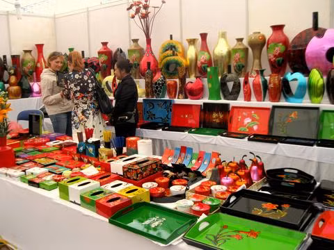 Các gian hàng thủ công mỹ nghệ do chính người Việt chế tác cũng rất thu hút các du khách nước ngoài