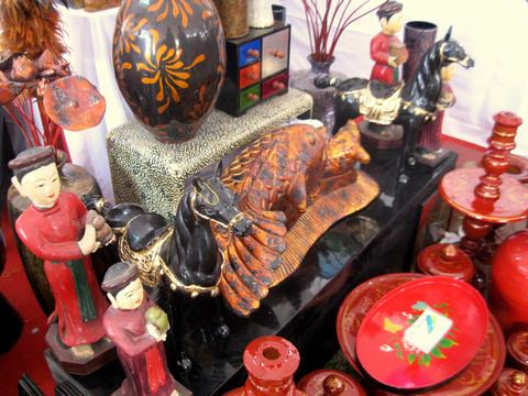 Năm nay là Tết Giáp Ngọ nên khá nhiều các sản phẩm chế tác hình con ngựa được bày bán tại hội chợ