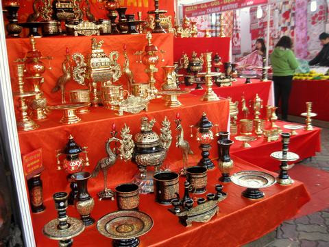 Bên cạnh đó, cũng có khá nhiều các bức tượng hay đồ thờ cúng tinh xảo, bắt mắt