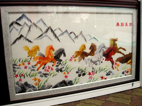 Những tác phẩm tranh thêu ít chi tiết hơn thì ít nhất cũng phải 8,5 triệu đồng/bức.