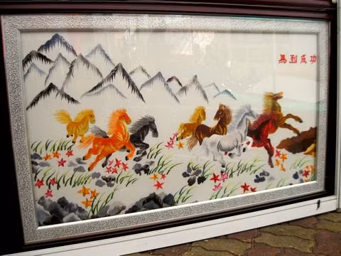 Những tác phẩm tranh thêu ít chi tiết hơn thì ít nhất cũng phải 8,5 triệu đồng/bức.