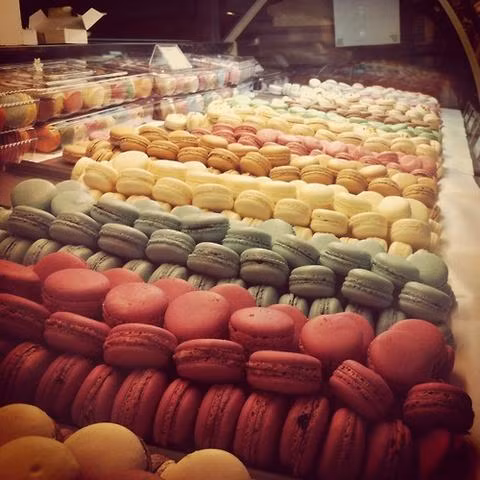Bánh Macaron có rất nhiều màu sắc đa dạng, hương vị hấp dẫn, mới lạ
