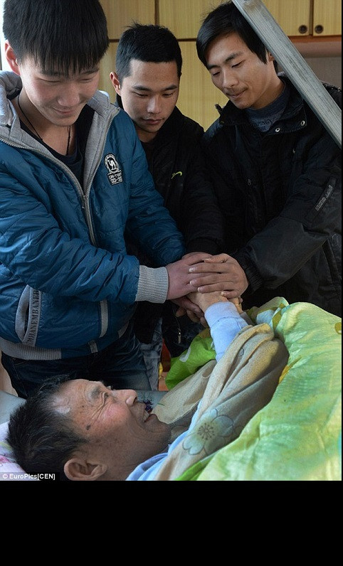 Mặc dù phải chăm sóc cha mẹ bệnh tật nhưng Shijun vẫn duy trì được thứ hạng cao tại lớp. Để chi trả cho việc học của mình, Shijun phải vay mượn của bạn bè, họ hàng cũng như cố gắng giành học bổng. Chia sẻ về hoàn cảnh của mình, Shijun cho biết: "Tôi không thể nói rằng cuộc sống này dễ dàng nhưng cách duy nhất để vượt qua khó khăn là làm việc thật chăm chỉ".