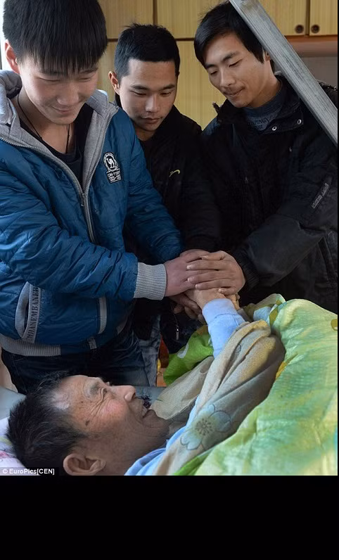 Mặc dù phải chăm sóc cha mẹ bệnh tật nhưng Shijun vẫn duy trì được thứ hạng cao tại lớp. Để chi trả cho việc học của mình, Shijun phải vay mượn của bạn bè, họ hàng cũng như cố gắng giành học bổng. Chia sẻ về hoàn cảnh của mình, Shijun cho biết: "Tôi không thể nói rằng cuộc sống này dễ dàng nhưng cách duy nhất để vượt qua khó khăn là làm việc thật chăm chỉ".