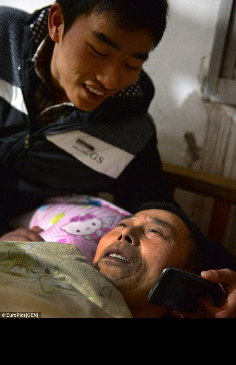 Shijun năm nay 20 tuổi, xuất thân từ một gia đình nghèo khó. Mẹ anh bị mất trí nhớ do bệnh viêm màng não. Không lâu sau đó tai họa lại ập đến với gia đình Shijun, khi cha anh bị ngã từ trên cầu xuống nên bị liệt thân dưới. Gánh nặng lại đè nặng lên vai chàng sinh viên nghèo.