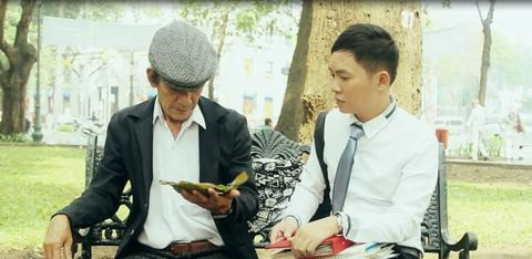 Tình cờ gặp người đàn ông lớn tuổi đang xem lại những bức ảnh của cha mình, chàng thanh niên trẻ đã học được một bài học ý nghĩa.