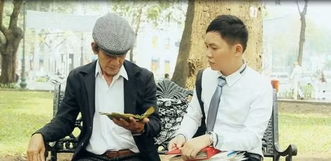 Tình cờ gặp người đàn ông lớn tuổi đang xem lại những bức ảnh của cha mình, chàng thanh niên trẻ đã học được một bài học ý nghĩa.