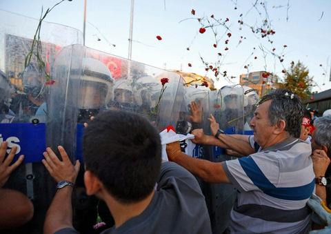 Năm 2013, tại thủ đô Istanbul của Thổ Nhĩ Kì, những người biểu tình liên tiếp ném những bông hoa hồng đỏ vào đội quân Nhà nước.