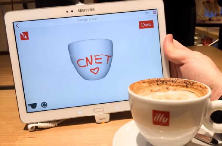 Samsung vừa tiến thêm một bước trong chiến lược quảng bá sản phẩm tablet Galaxy của mình khi vừa ký một hợp đồng với hãng cà phê Illy cho phép sản phẩm tablet của mình xuất hiện tại các quầy Illy Coffee. Khách hàng sẽ có thể gọi món, thanh toán hóa đơn, thậm chí tiêu khiển trên sản phẩm Galaxy đặt trên bàn của mình. Thêm vào đó, Samsung sẽ bố trí những nhân viên thân thiện giúp khách hàng khám phá kho ứng dụng tiện ích được cài đặt sẵn.