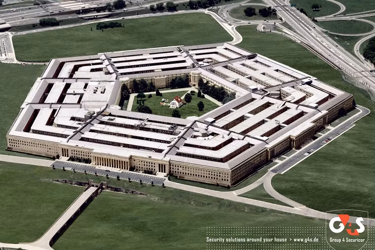 Vào ngày 31 sắp tới, Lầu Năm Góc sẽ bắt đầu triển khai chương trình cải tiến quá trình điều hành quản lý của mình. Chương trình trị giá 16 triệu USD nhằm giúp hạn chế hơn nữa nguy cơ rò rỉ thông tin quân sự nhạy cảm khi 300 nghìn binh sĩ ở đây sử dụng các thiết bị di động. Khi hệ thống mới được thiết lập, các sản phẩm đến từ Blackberry sẽ chiếm khoảng 98% các thiết bị lắp đặt, bên cạnh đó còn có các sản phẩm đến từ Apple và Samsung.