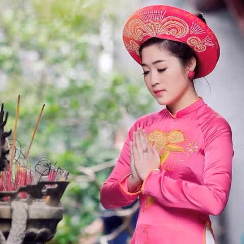 Trong trang phục áo dài, khăn đóng, rất nhiều bạn trẻ đã mau chóng lưu giữ cho mình những shoot hình ý nghĩa trước thềm năm mới Giáp Ngọ.