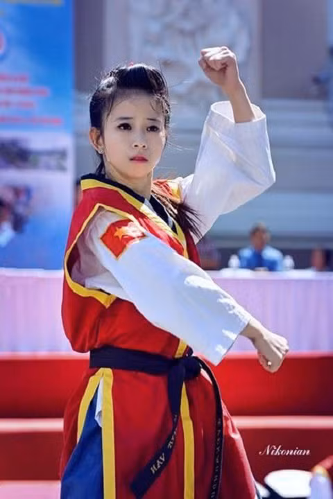 Châu Tuyết Vân là công dân trẻ tiêu biểu TP.HCM 2013.