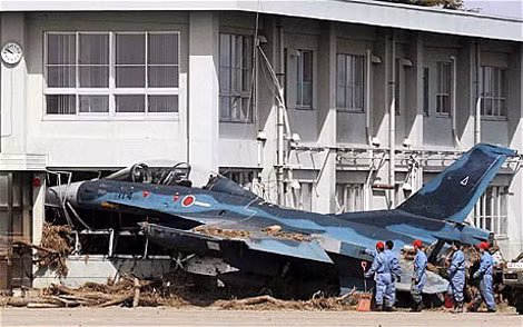 Một trong các máy bay F-2B bị sóng thần phá hủy.