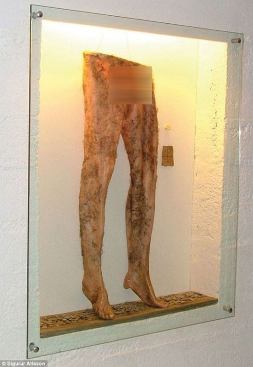 Nabrokarstafur là một từ cổ của Iceland. Nó có nghĩa là Necropants (tạm dịch là quần làm từ da người chết). Nó được coi là một dạng công cụ của phép thuật chữ Rune và được đồn thổi là sẽ mang lại sự giàu sang vô tận cho "phù thủy" nào mặc chiếc quần da người. Theo tài liệu cổ xưa có từ thế kỷ XVII của người Iceland, người làm ra chiếc quần da người phải được người quá cố khi còn sống đồng ý cho da của mình thì chiếc quần đó mới mang lại vận may về tài lộc. Người ta sẽ phải cẩn thận lột toàn bộ phần da từ phía dưới thắt lưng trở xuống mà không được để rách hay thủng bất cứ vị trí nào trên tấm da.