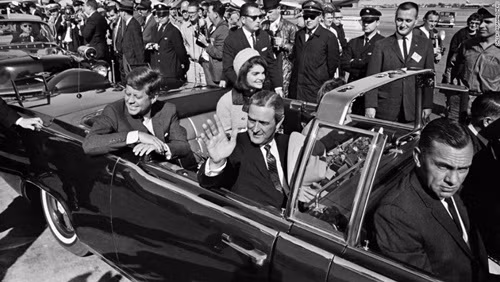 5. Năm mươi năm sau, chúng ta sẽ biết tất cả mọi thứ về vụ ám sát Tổng thống Kennedy? Nửa thế kỷ sau khi xảy ra vụ ám sát, chúng ta vẫn chưa biết hết mọi bí mật về sự kiện kinh hoàng ấy bởi nhiều tài liệu của chính phủ được phân loại và đặt trong vòng bí mật. Theo ước tính, khoảng 1.171 tài liệu của CIA chưa được công bố liên quan đến sự kiện ám sát Tổng thống Mỹ vào ngày 22/11/1963. Thậm chí, một số cơ quan, tổ chức còn nhận định số hồ sơ, tài liệu mật liên quan đến vụ việc này của CIA có thể lên đến con số hơn 1 triệu. Không ai có thể đóng cuốn sách về chủ đề này mà không cần kiểm tra chúng.