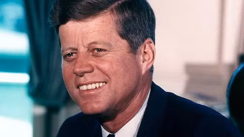 2. J.F. Kennedy là Tổng thống đấu tranh vì tự do nổi tiếng thế giới. Cho đến ngày nay, Tổng thống Kennedy được mọi người biết đến là một trong những ông chủ Nhà Trắng đấu tranh đòi quyền tự do cá nhân. Ông được đánh giá là nhà lãnh đạo thận trọng, bảo thủ trong vấn đề chi tiêu và thâm hụt ngân sách...