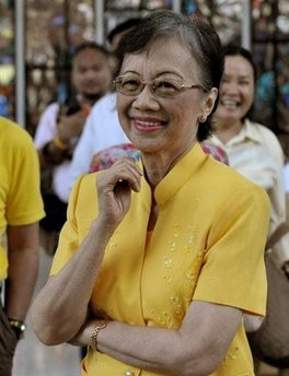 Dân chúng Philippines gọi bà thân mật là Cory và luôn xem bà là biểu tưởng của sự dũng cảm chính trị. Ngày 25/2/1986, Cory Aquino chính thức trở thành Tổng thống Philippines đầu tiên của thời kỳ hậu Marcos. Trong thời gian cầm quyền, bà đã tiến hành những cải cách quan trọng và được người dân ủng hộ. Ảnh: Cựu tổng thống Philippines Corazon Aquino trong bức ảnh chụp năm 2008.