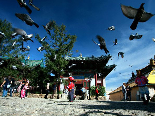 Sở hữu vùng đất đai rộng lớn cùng với một hệ thống thông tin liên lạc hiệu quả và thương mại quốc tế đang ở giai đoạn bùng nổ, đế chế Mông Cổ vô cùng phát triển và người dân thời kỳ đó đã sống rất hạnh phúc.