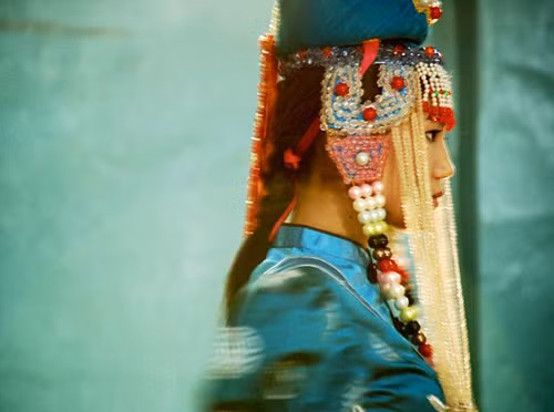 Trong xã hội Mông Cổ, phụ nữ được cho là có nhiệm vụ phát triển kinh tế trong khi những người đàn ông tập luyện đao kiếm, võ thuật để trở thành chiến binh dũng mãnh khi xuất trận. Thêm vào đó, phái đẹp Mông Cổ cũng đảm nhiệm vai trò là các pháp sư có địa vị trong xã hội. So với vai trò của phụ nữ Châu Âu thời kỳ trung đại, vị thế của phụ nữ Mông Cổ được đề cao hơn nhiều. Thêm vào đó, họ còn trở thành những thủ lĩnh hùng mạnh của bộ tộc.