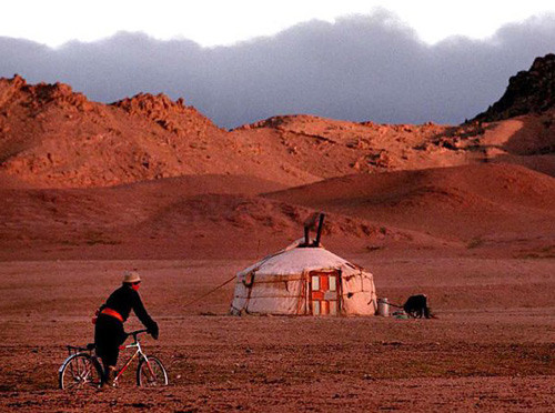 Mỗi trạm kiểm soát cách nhau 24-60 km và các nhân viên truyền tin thường xuyên giữ liên lạc với nhau. Tại một thời điểm, trên toàn địa bàn của người Mông Cổ có thể có ít nhất 1.400 trạm truyền tin như thế với hơn 50.000 con ngựa được sử dụng để trung chuyển.