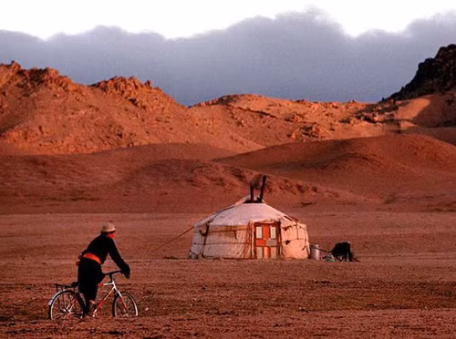 Mỗi trạm kiểm soát cách nhau 24-60 km và các nhân viên truyền tin thường xuyên giữ liên lạc với nhau. Tại một thời điểm, trên toàn địa bàn của người Mông Cổ có thể có ít nhất 1.400 trạm truyền tin như thế với hơn 50.000 con ngựa được sử dụng để trung chuyển.