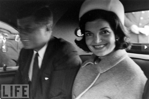 "Khi tôi đứng cạnh bàn phẫu thuật, Đệ nhất phu nhân Kennedy tiến dần tới đó. Tôi vẫn còn nhớ như in việc bà ấy nhìn vào mắt tôi và dường như muốn nói bà vẫn ổn. Tôi gật đầu và dõi theo bà tiến gần đến chỗ Tổng thống Kennedy. Bà tiến về phía cánh tay trái của ngài Tổng thống rồi tháo chiếc nhẫn cưới trên tay phu quân. Sau đó, bà đeo nó lên tay mình và nắm lấy tay chồng nói lời tạm biệt...