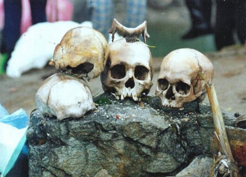 Ngoài ra, người dân địa phương còn lưu truyền một số truyền thuyết và bài hát nói về một nhóm du khách đi xuyên qua những ngọn núi nhưng đã không tôn trọng nữ thần núi có tên Nanda nên bị trừng phạt. Nữ thần Nanda đã giết bọn họ bằng trận mưa đá và ném xác xuống hồ.