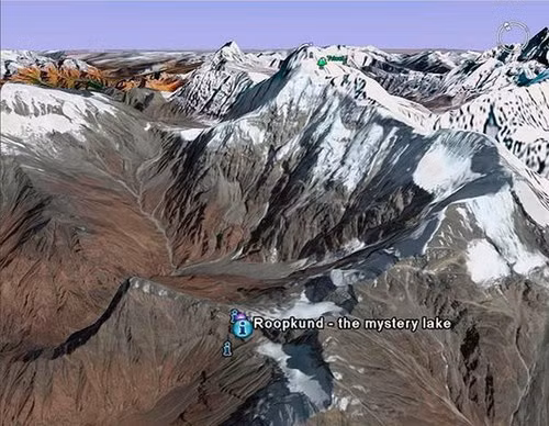 Thông qua xét nghiệm DNA, người ta chia khoảng 200 bộ xương được phát hiện thành hai nhóm đối tượng chính. Nhóm thứ nhất là những người hành hương. Nhiều khả năng là một gia đình cố gắng vượt qua dãy núi và đã thuê người dân Mông Cổ dẫn đường, đồng hành cùng họ vượt qua những ngọn núi hiểm trở. Nhóm thứ hai là các bộ xương có tuổi thọ lớn hơn gấp nhiều lần và được xác định là chết vào khoảng 1.200 năm trước.