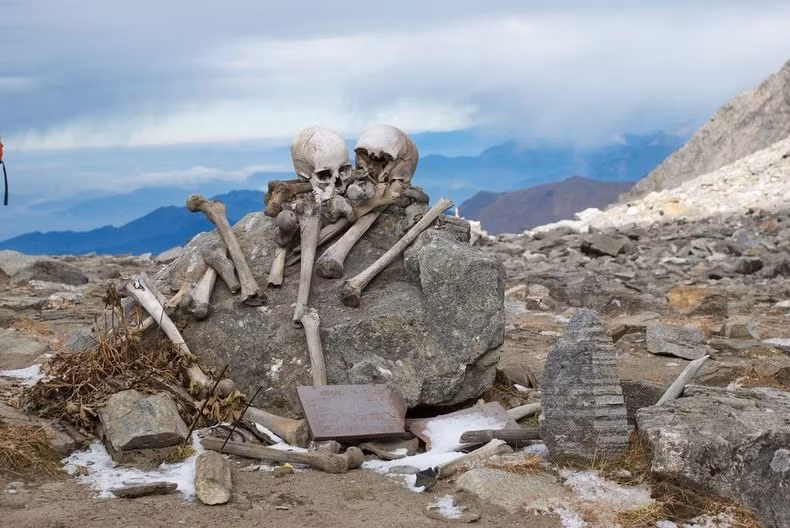 Trong vài thập kỷ tiếp theo, không ai biết chắc chắn những bộ xương nổi ở hồ băng Roopkund là ai và họ đã chết như thế nào. Vì vậy, đến năm 2004, kênh National Geographic đã gửi một đội điều tra và làm bộ phim tài liệu về hồ Roopkund và đưa ra những kết luận khoa học chắc chắn hơn.